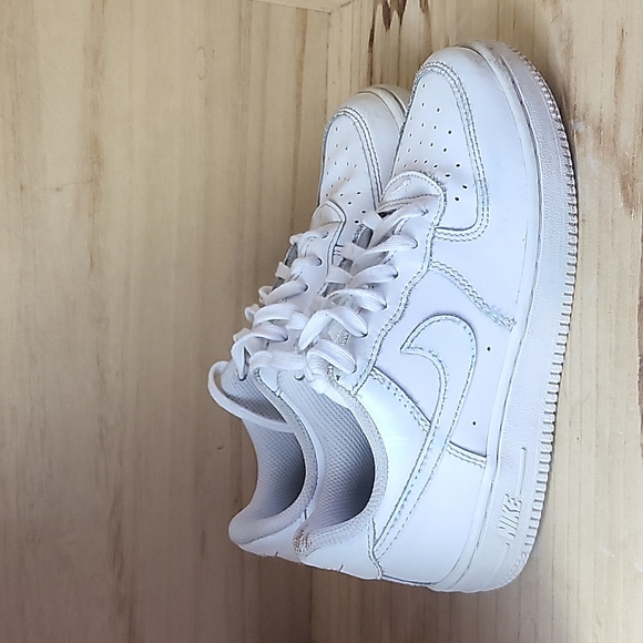 Nike Kids Low Top All White Air Force 1 Shoes - Picture 3 of 9